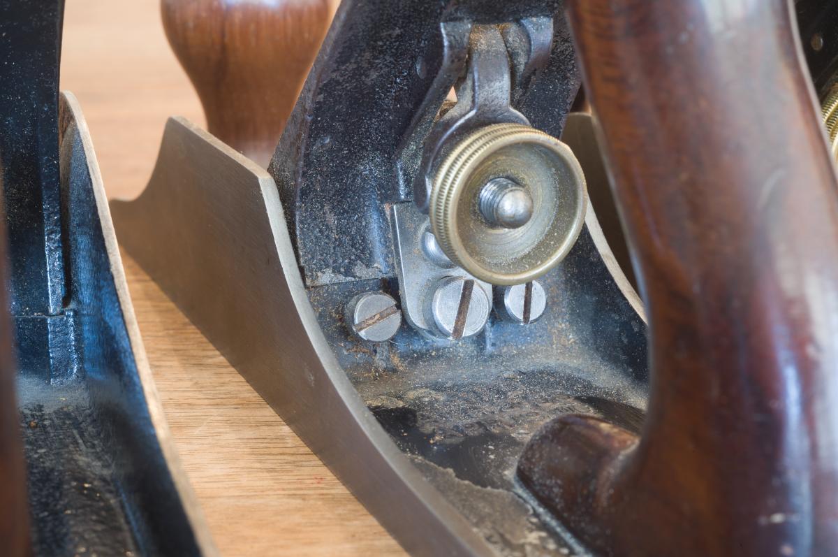 Back of a Bedrock 604 showing frog adjustment screw and frog clamping screws