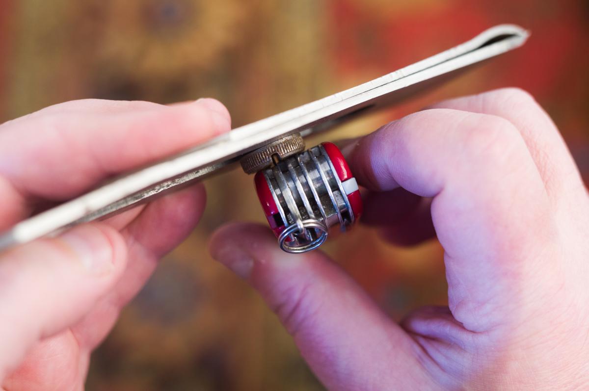 Unscrewing a Cap Iron Screw 1