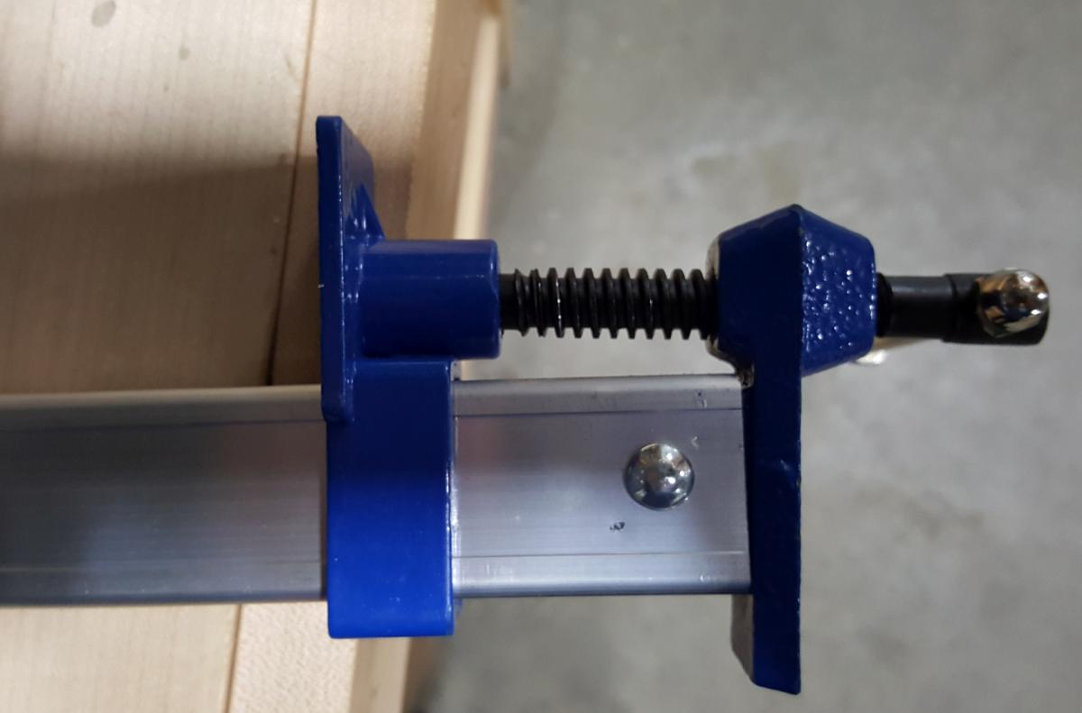 The poorly drilled thread on the knockoff makes it harder to adjust when at a wide open setting