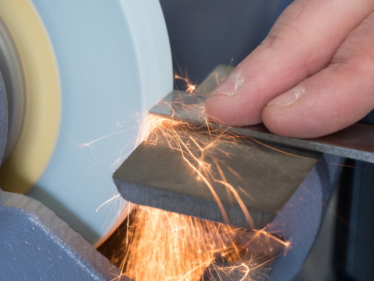 How To Grind Part 6 - Repairing a Damaged Edge Without Burning the Steel 4