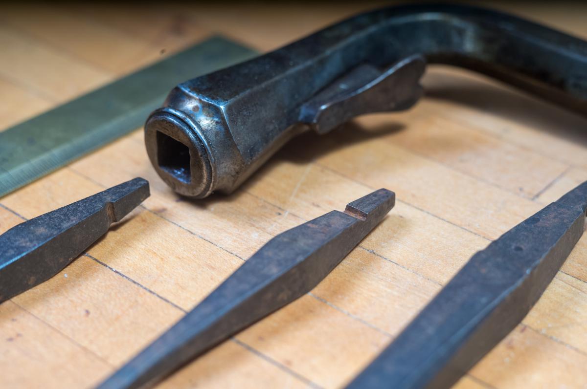 You can clearly see the notch on the square top of the auger bit that clicks into the square chuck on the brace.